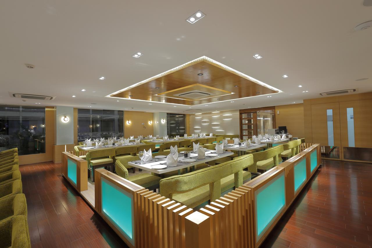 Hotel Silver Heights Ahmedabad Esterno foto